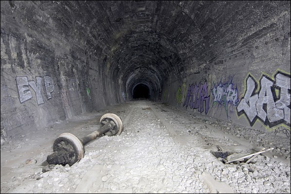 Vestige ferroviaire dans le tunnel