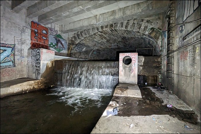 Une chute d'eau bruyante